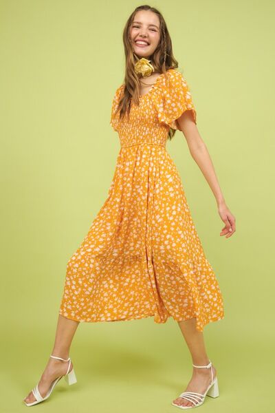 Mittoshop Geblümtes Midi-Kleid mit Rüschenärmeln und gesmoktem Oberteil