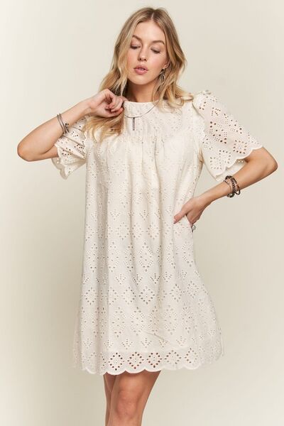 Robe ADORA à encolure ronde, à œillets et à volants