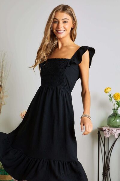 Robe ADORA à encolure carrée smockée et manches courtes volantées