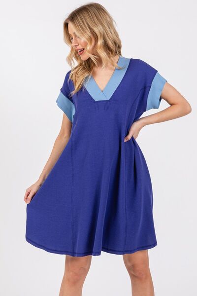 Robe à manches courtes col en V avec liseré contrastant Ces Femme