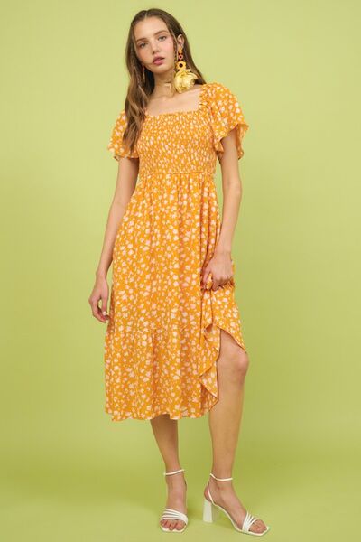 Mittoshop Geblümtes Midi-Kleid mit Rüschenärmeln und gesmoktem Oberteil