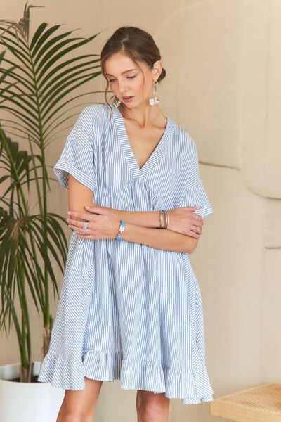 Robe babydoll rayée à col en V et ourlet à volants ADORA