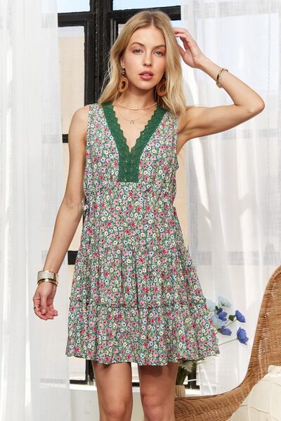 ADORA Robe Courte sans Manches Col V avec Détails en Dentelle